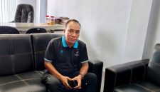 Kepala Dinas Pemuda dan Olahraga (Dispora) Sampang, Marnilem saat ditemui di ruang kerjanya. (IBNU ANSORI / KLIKMADURA)