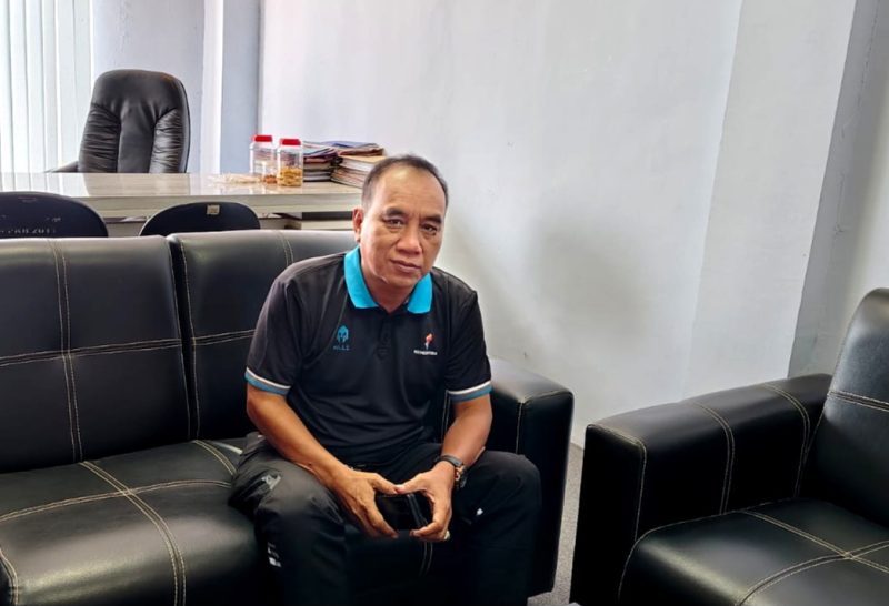 Kepala Dinas Pemuda dan Olahraga (Dispora) Sampang, Marnilem saat ditemui di ruang kerjanya. (IBNU ANSORI / KLIKMADURA)