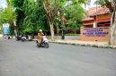 Seorang guru melintas di depan SMAN 1 Pamekasan. (LAILIYATUN NURIYAH / KLIKMADURA)
