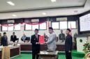 Ketua DPRD Pamekasan Ali Masykur menyerahkan dokumen hasil rapat paripurna kepada Bupati Pamekasan KH. Kholilurrahman di Ruang Rapat Paripurna, DPRD Pamekasan. (MOH. IQBALUL KHAVEI MZ / KLIKMADURA)