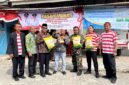 SEMANGAT: Bupati Pamekasan Dr. KH. Kholilurrahman (kopiah hitam) bersama Kepala Disperindag Basri Yulianto (dua dari kiri) usai kegiatan pasar murah di Kecamatan Waru. (DISPERINDAG UNTUK KLIK MADURA).