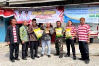 SEMANGAT: Bupati Pamekasan Dr. KH. Kholilurrahman (kopiah hitam) bersama Kepala Disperindag Basri Yulianto (dua dari kiri) usai kegiatan pasar murah di Kecamatan Waru. (DISPERINDAG UNTUK KLIK MADURA).