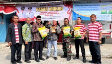 SEMANGAT: Bupati Pamekasan Dr. KH. Kholilurrahman (kopiah hitam) bersama Kepala Disperindag Basri Yulianto (dua dari kiri) usai kegiatan pasar murah di Kecamatan Waru. (DISPERINDAG UNTUK KLIK MADURA).