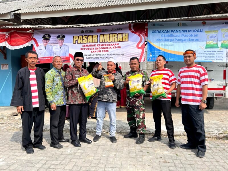 SEMANGAT: Bupati Pamekasan Dr. KH. Kholilurrahman (kopiah hitam) bersama Kepala Disperindag Basri Yulianto (dua dari kiri) usai kegiatan pasar murah di Kecamatan Waru. (DISPERINDAG UNTUK KLIK MADURA).