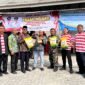 SEMANGAT: Bupati Pamekasan Dr. KH. Kholilurrahman (kopiah hitam) bersama Kepala Disperindag Basri Yulianto (dua dari kiri) usai kegiatan pasar murah di Kecamatan Waru. (DISPERINDAG UNTUK KLIK MADURA).