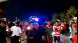 Suasana halaman Stadion Gelora Madura Ratu Pamellingan (SGMRP) saat terjadi kericuhan usai laga MU kontra Persis Solo, Sabtu (9/8/2025).