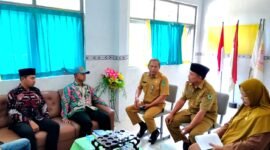 SIDAK: Ketua Komisi IV DPRD Kabupaten Pamekasan Halili Yasin bersama anggota menemui Plt Kepsek SMPN 2 Pademawu Suharyono. (LAILIYATUN NURIYAH/KLIK MADURA).
