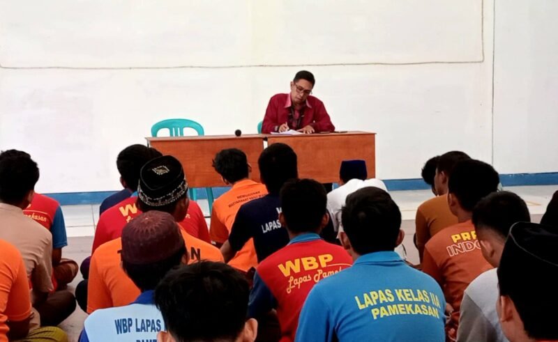 Napi Lapas Kelas II-A Pamekasan saat mengikuti program pembinaan. (DOK. KLIKMADURA)