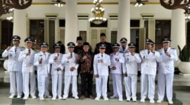 SOLID: Ketua Perkasa Kabupaten Pamekasan H. Pahrianto (tengah) foto bersama 11 kades usai pengukuhan perpanjangan jabatan di Mandhapa Agung Ronggosukowati. (PERKASA PAMEKASAN UNTUK KLIK MADURA).
