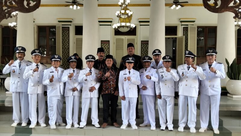 SOLID: Ketua Perkasa Kabupaten Pamekasan H. Pahrianto (tengah) foto bersama 11 kades usai pengukuhan perpanjangan jabatan di Mandhapa Agung Ronggosukowati. (PERKASA PAMEKASAN UNTUK KLIK MADURA).