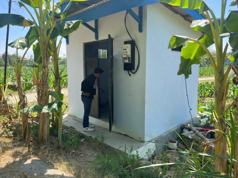 Warga berada di IRPOM Desa Jungcangcang, Kecamatan Kota Pamekasan. (DOK. KLIKMADURA)