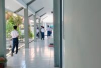 CERIA: Siswa SMPN 2 Pademawu berada di sekitar sekolah. (LAILIYATUN NURIYAH/KLIK MADURA)