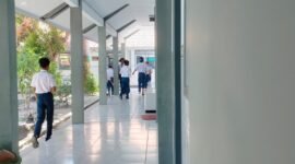 CERIA: Siswa SMPN 2 Pademawu berada di sekitar sekolah. (LAILIYATUN NURIYAH/KLIK MADURA)