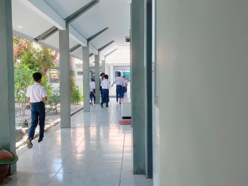 CERIA: Siswa SMPN 2 Pademawu berada di sekitar sekolah. (LAILIYATUN NURIYAH/KLIK MADURA)