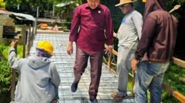 Ketua DPRD Pamekasan Ali Masykur melihat langsung proses pembangunan jembatan penghubung Kelurahan Barurambat Kota dengan Kelurahan Barurambat Timur, Kamis (21/8/2025). (DOK. KLIKMADURA)