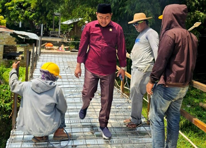Ketua DPRD Pamekasan Ali Masykur melihat langsung proses pembangunan jembatan penghubung Kelurahan Barurambat Kota dengan Kelurahan Barurambat Timur, Kamis (21/8/2025). (DOK. KLIKMADURA)