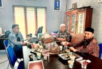 Ketua DPD NasDem Pamekasan, Mustafa Afif, Ketua DPC Demokrat, Ismail, dan Ketua DPC Gelora, Saedy Romli saat ngopi santai membahas kebijakan pemerintah. (ISTIMEWA)