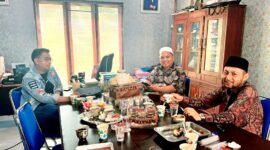 Ketua DPD NasDem Pamekasan, Mustafa Afif, Ketua DPC Demokrat, Ismail, dan Ketua DPC Gelora, Saedy Romli saat ngopi santai membahas kebijakan pemerintah. (ISTIMEWA)