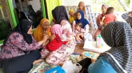 SEHAT: Petugas kesehatan melakukan imunisasi di Kecamatan Kadur beberapa waktu lalu. (DINKES FOR KLIK MADURA)
