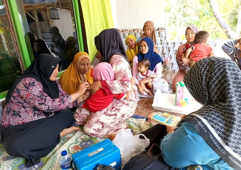 SEHAT: Petugas kesehatan melakukan imunisasi di Kecamatan Kadur beberapa waktu lalu. (DINKES FOR KLIK MADURA)