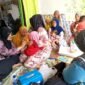 SEHAT: Petugas kesehatan melakukan imunisasi di Kecamatan Kadur beberapa waktu lalu. (DINKES FOR KLIK MADURA)