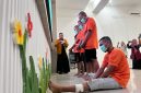 Tersangka curanmor ditampilkan di hadapan awak media saat konfrensi pers di Mapolres Pamekasan. (MOH. IQBALUL KHAVEI MZ / KLIKMADURA)