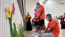 Tersangka curanmor ditampilkan di hadapan awak media saat konfrensi pers di Mapolres Pamekasan. (MOH. IQBALUL KHAVEI MZ / KLIKMADURA)