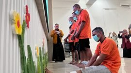 Tersangka curanmor ditampilkan di hadapan awak media saat konfrensi pers di Mapolres Pamekasan. (MOH. IQBALUL KHAVEI MZ / KLIKMADURA)