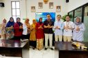 Direktur RSUD Dr. H. Moh. Anwar Sumenep, dr. Erliyati, M.Kes didampingi tim foto bersama Kepala BPJS Kesehatan Cabang Pamekasan, Nuzuluddin Hasan usai kredensialing. (ISTIMEWA)