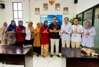 Direktur RSUD Dr. H. Moh. Anwar Sumenep, dr. Erliyati, M.Kes didampingi tim foto bersama Kepala BPJS Kesehatan Cabang Pamekasan, Nuzuluddin Hasan usai kredensialing. (ISTIMEWA)