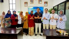 Direktur RSUD Dr. H. Moh. Anwar Sumenep, dr. Erliyati, M.Kes didampingi tim foto bersama Kepala BPJS Kesehatan Cabang Pamekasan, Nuzuluddin Hasan usai kredensialing. (ISTIMEWA)