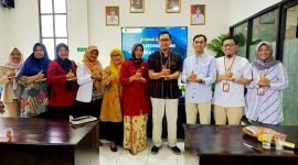 Direktur RSUD Dr. H. Moh. Anwar Sumenep, dr. Erliyati, M.Kes didampingi tim foto bersama Kepala BPJS Kesehatan Cabang Pamekasan, Nuzuluddin Hasan usai kredensialing. (ISTIMEWA)