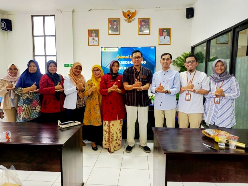 Direktur RSUD Dr. H. Moh. Anwar Sumenep, dr. Erliyati, M.Kes didampingi tim foto bersama Kepala BPJS Kesehatan Cabang Pamekasan, Nuzuluddin Hasan usai kredensialing. (ISTIMEWA)