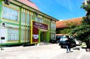 Warga berada di halaman Kantor Kementerian Agama (Kemenag) Pamekasan. (MOH. IQBALUL KHAVEI MZ / KLIKMADURA)