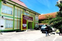 Warga berada di halaman Kantor Kementerian Agama (Kemenag) Pamekasan. (MOH. IQBALUL KHAVEI MZ / KLIKMADURA)
