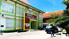 Warga berada di halaman Kantor Kementerian Agama (Kemenag) Pamekasan. (MOH. IQBALUL KHAVEI MZ / KLIKMADURA)