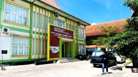 Warga berada di halaman Kantor Kementerian Agama (Kemenag) Pamekasan. (MOH. IQBALUL KHAVEI MZ / KLIKMADURA)