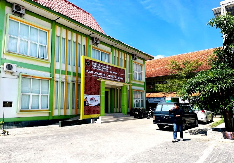 Warga berada di halaman Kantor Kementerian Agama (Kemenag) Pamekasan. (MOH. IQBALUL KHAVEI MZ / KLIKMADURA)