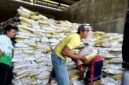 Warga mengangkut pupuk yang akan didistribusikan kepada poktan di Pamekasan. (MOH. IQBALUL KHAVEI MZ / KLIKMADURA)
