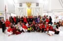 SEHAT BUGAR: Peserta senam Minggu yang digagas Disporapar Pamekasan foto bersama di Pendopo Budaya. (DISPORAPAR FOR KLIKMADURA)