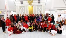 SEHAT BUGAR: Peserta senam Minggu yang digagas Disporapar Pamekasan foto bersama di Pendopo Budaya. (DISPORAPAR FOR KLIKMADURA)