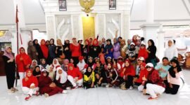 SEHAT BUGAR: Peserta senam Minggu yang digagas Disporapar Pamekasan foto bersama di Pendopo Budaya. (DISPORAPAR FOR KLIKMADURA)