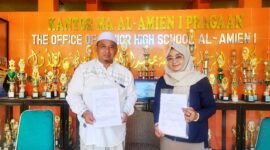 Kepala MAS Al-Amien Putri 1, KH. Syaifuddin Kudsi, S.HI., M.A bersama Founder Klik Madura, Sari Purwati, SE menunjukkan berkas MoU penyusunan kurikulum publik speaking di Ponpes Al-Amien Putri 1 Prenduan. (DOK. KLIKMADURA)