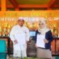 Kepala MAS Al-Amien Putri 1, KH. Syaifuddin Kudsi, S.HI., M.A bersama Founder Klik Madura, Sari Purwati, SE menunjukkan berkas MoU penyusunan kurikulum publik speaking di Ponpes Al-Amien Putri 1 Prenduan. (DOK. KLIKMADURA)