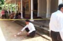 Personel Polsek Lenteng melakukan olah TKP di Desa Daramista, Kecamatan Lenteng, Sumenep. (POLRES SUMENEP FOR KLIKMADURA)