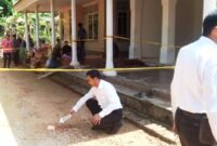 Personel Polsek Lenteng melakukan olah TKP di Desa Daramista, Kecamatan Lenteng, Sumenep. (POLRES SUMENEP FOR KLIKMADURA)