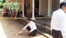 Personel Polsek Lenteng melakukan olah TKP di Desa Daramista, Kecamatan Lenteng, Sumenep. (POLRES SUMENEP FOR KLIKMADURA)