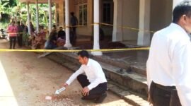 Personel Polsek Lenteng melakukan olah TKP di Desa Daramista, Kecamatan Lenteng, Sumenep. (POLRES SUMENEP FOR KLIKMADURA)