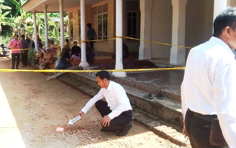 Personel Polsek Lenteng melakukan olah TKP di Desa Daramista, Kecamatan Lenteng, Sumenep. (POLRES SUMENEP FOR KLIKMADURA)