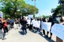 Puluhan jurnalis turun jalan menggelar aksi solidaritas di Arek Lancor Pamekasan. (MOH. IQBALUL KHAVEI MZ / KLIKMADURA)